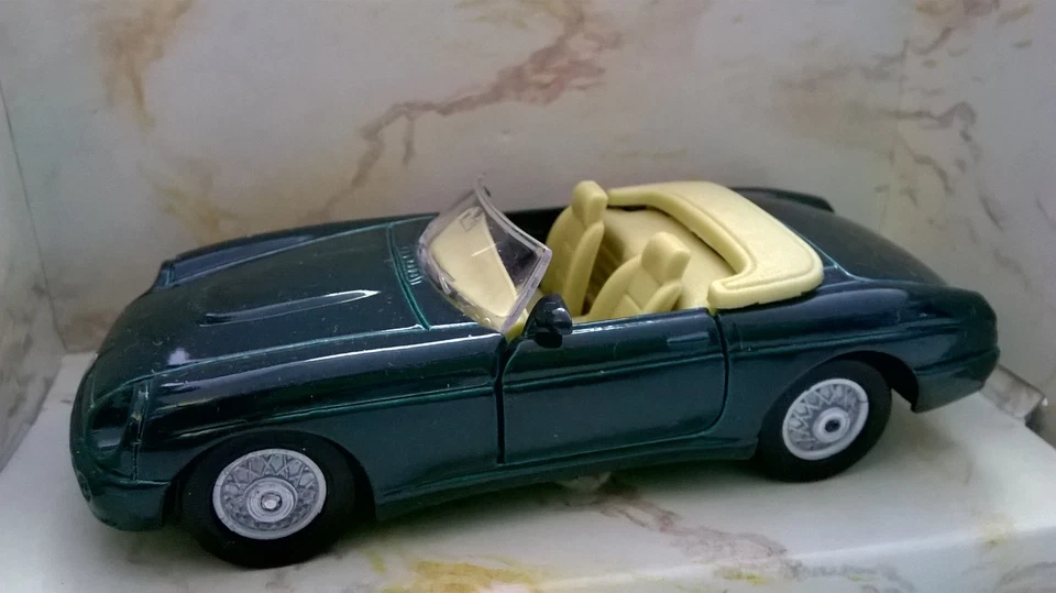 MAISTO AUTOSALONE AUTO DIE CAST MG RV8 VERDE SCURO METALLIZZATO  ART 21008 - Immagine 1 di 1