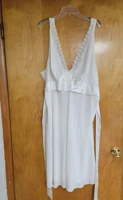 DENTELLE~Camisón de satén marfil detalle de cuentas y encaje para mujer talla 3X de colección spot Foto 1 de 4