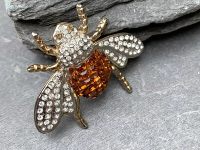 Conjunto único de broche/pin invisible ámbar y estrás abeja   Foto 1 de 4