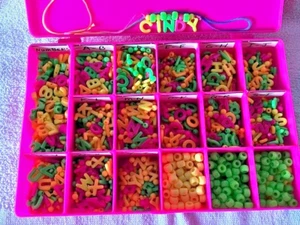 Alphabet und Zahlen Kunststoff Neon farbige Perlen - Bild 1 von 2