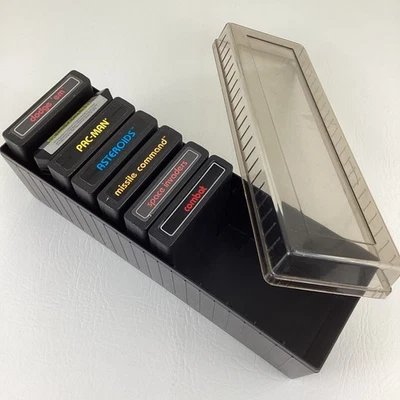 Lote de 7 cartuchos de videojuego Atari estuche de almacenamiento Pac-Man Space Invaders Combat años 80 Foto 1 de 4