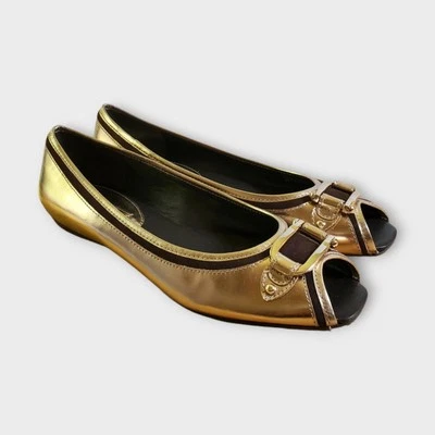 Zapatos planos para mujer Banana Republic talla 8 negros dorados con hebilla peep-toe Foto 1 de 4