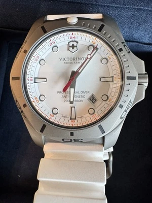 Victorinox I.N.O.X. Estojo de titânio cinza Pro Diver 45 mm com alça de borracha branca  - Imagem 1 de 3