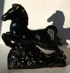 Estatuilla de Caballo Tamaño Grande Negro Dorado Caballo Correr Estatua Cerámica Tilson Japón - Imagen 1 de 1