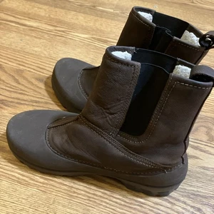 Crocs Greeley Botas de Cuero Sin Cordones Forradas Sherpa Para Hombres 9 Marrón Exterior Gorpcore - Imagen 1 de 17