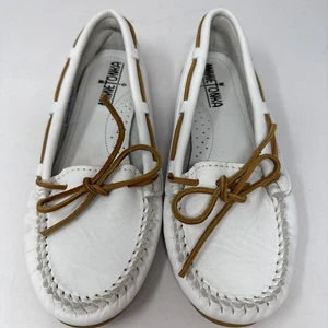 Womens  Minnetonka  White Leather Flat Moccasins Size 6 - Picture 1 of 8