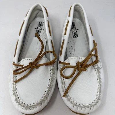 Womens  Minnetonka  White Leather Flat Moccasins Size 6 - Image 1 of 4