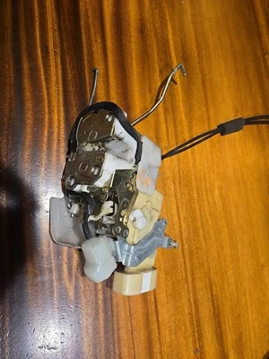 Atuador de trava de porta traseira 2001 LEXUS GS300 LH fabricante de equipamento original - Imagem 1 de 4