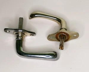 MANIGLIE PER FINESTRE ORIGINALI D'EPOCA CROMATE SINGOLA LUNGA - Foto 1 di 1