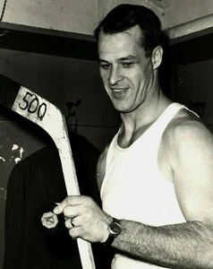 Gordie Howe Detroit Red Wings Unsigned 8x10 Photo (G) - Picture 1 of 1