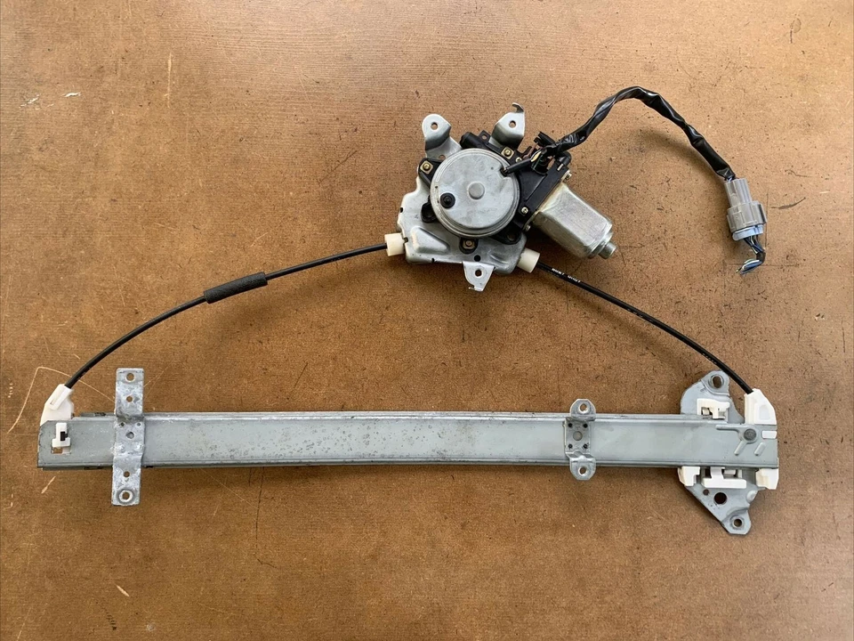 2000-2003 INFINITI QX4 Power Window Motor & Regulator Assembly Front Right OEM - Image 1 of 4