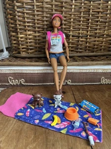 Barbie Camping Puppe mit Zubehör - Bild 1 von 7