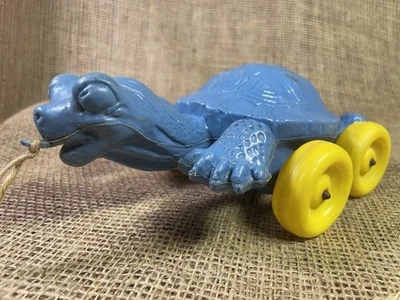 Molde soplado plástico tortuga azul juguete con ruedas amarillas de colección Foto 1 de 4