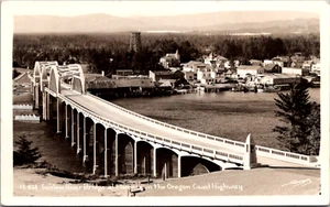 RPPC Siuslaw River Bridge Oregon Coast Highway por Sawyers Postal LEER - Imagen 1 de 2