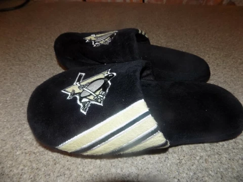 PITTSBURGH PENGUINS MENS SIZE M (9-10) SLIPPERS Cover
