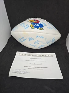 KANSAS JAYHAWKS Team SIGNIERT FOOTBALL COA AUTHENTISCHES AUTOGRAMM  - Bild 1 von 8