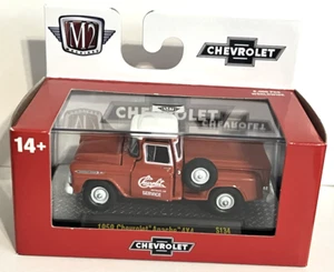 M2 Machines 1959 Chevrolet Apache 4X4 ~ Chevrolet Service Detroit, Mi ~ Neu in Verpackung - Bild 1 von 3