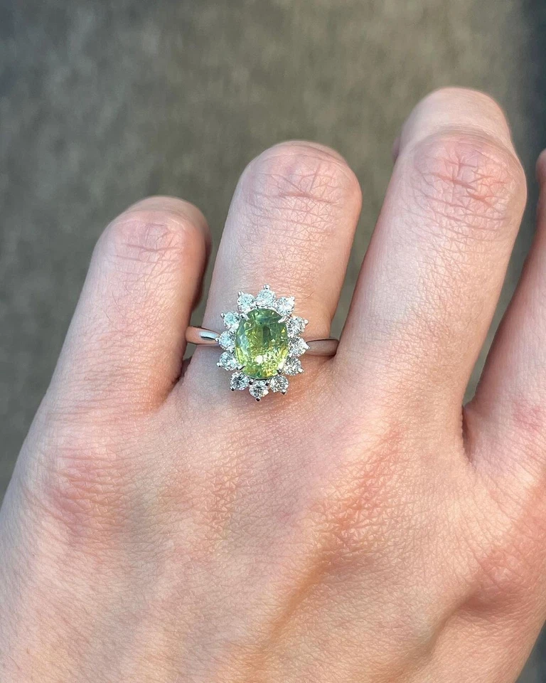 Alianza ovalada de diamantes y zafiros verdes naturales de 3,01 quilates de oro blanco sólido de 14 quilates Foto 1 de 4