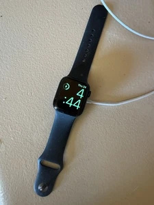 Apple Watch Series 8 41mm Boîtier en Aluminium Minuit avec Bracelet Sport, M/L (GPS)... - Photo 1 sur 3