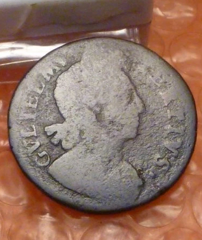 Moneda de cobre de medio centavo de Gran Bretaña de la época colonial de Guillermo III de 1700 Foto 1 de 2