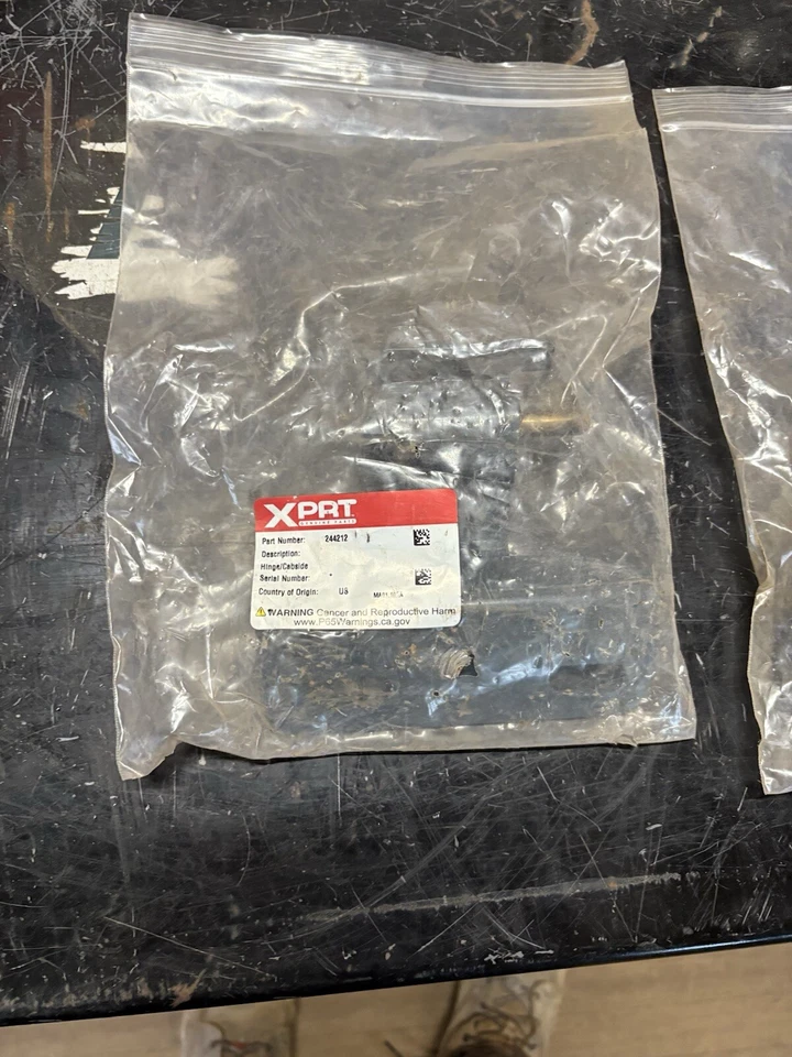 Bisagra lateral de cabina para Gehl R190 R260 V270 V330 V400 244212 Foto 1 de 4