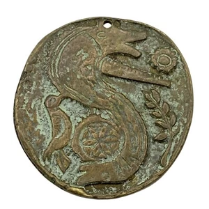 Antiguo colgante de moneda de bronce de doble cara mitológica cara griega pátina 2" - Imagen 1 de 6