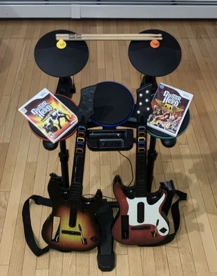 Pacchetto Guitar Hero Wii con Chitarre, Batteria, World Tour + Gioco Aerosmith - TESTATO ✅ - Immagine 1 di 4