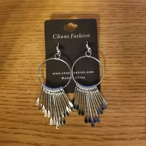 Lindo pendiente colgante hecho por la moda Chuns. Nuevo en paquete - Imagen 1 de 19