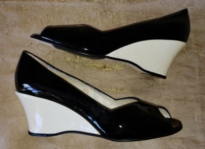 NUEVO TARYN ROSE DAELYN $495 NEGRO MARFIL CHAROL PEEPTOE CUÑAS 41.5 10.5 Foto 1 de 4