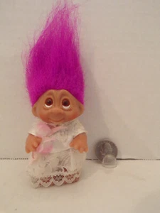 Russ Troll Puppe ~ 3 Zoll ~ Vintage ~ 1985 ~ rosa Wangen ~ Brautkleid ~ lila Haare ~ braune Augen - Bild 1 von 5