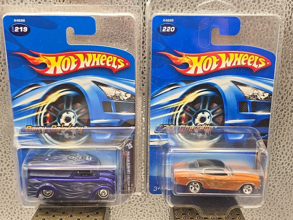 Hot Wheels 2006 Mystery Cars #1/5 entrega de lácteos y #2/5 '70 Chevelle Real Riders Foto 1 de 4