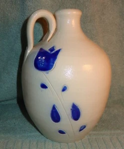 Caraffa ceramica primitiva dolce Williamsburg foglia blu e fiore di tulipano alta 8 pollici - Foto 1 di 11