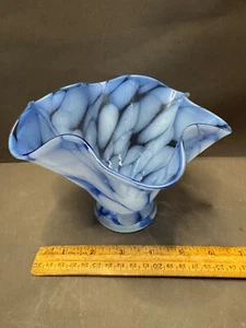 BLUE & WHITE ART GLASS SWIRL RUFFLED HANDKERCHIEF VASE VINTAGE - Picture 1 of 8