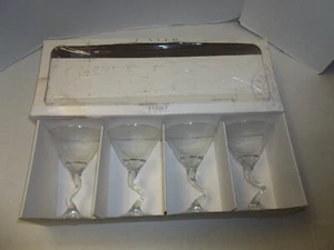 Set of 4 Z Stem Martini Glasses By Furio Home Zig Zag Z Stem Bar Stemware - Imagen 1 de 3