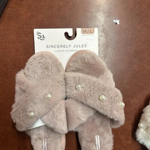 Ladies Slippers - Picture 1 of 7