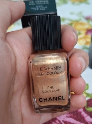 Esmalte de uñas Chanel Le Vernis 440 dorado cojo brillante Foto 1 de 4