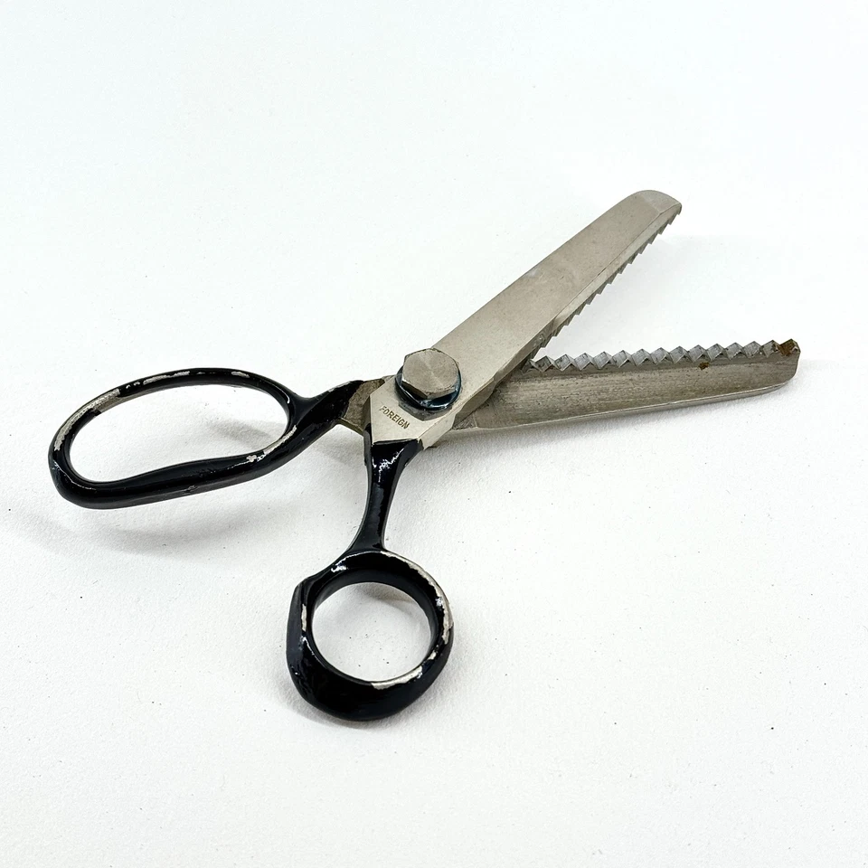 VINTAGE BLACK HANDLE PINKING DRESSMAKERS SCISSORS SEWING FABRIC CRAFT TOOL - Image 1 of 4