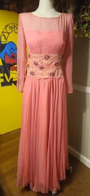 Vestido maxi vintage 1960 rosa chiffon com cintura enfeitada vendido como está - Imagem 1 de 4