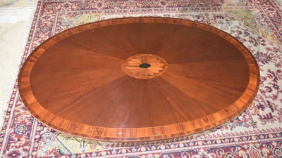 Mesa de centro vintage ovalada con incrustaciones de caoba con tapa de vidrio, patas de garra de latón, años 50 Foto 1 de 4