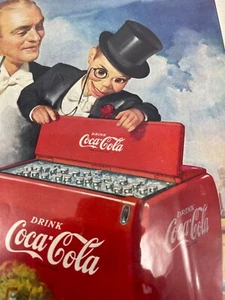 1950 enfriador de Coca-Cola Edgar Bergeb Charlie McCarthy anuncio impreso vintage - Imagen 1 de 4