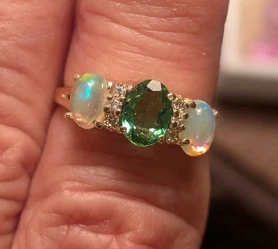 Anillo vintage de oro amarillo de 10 k, turmalina verde, ópalo, detalles de diamantes, talla 6 Foto 1 de 4