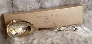 Cuchara para servir 1979 vintage grabada The Presidents Club nueva caja abierta Avon 9"" L - Imagen 1 de 9