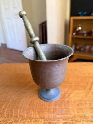 Mortero y mortero boticario de latón antiguo, pátina original Foto 1 de 4