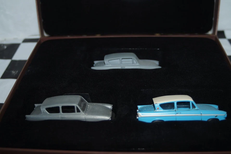 Corgi Harry Potter "Ron Weasley's Ford Anglia set" Ref HPT0434004 - Image 1 of 4