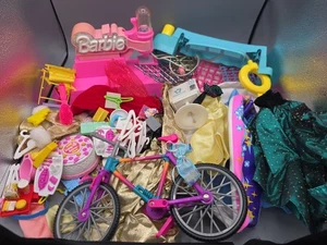 Lotto di vestiti accessori Barbie vintage anni 90 e altro - Foto 1 di 6