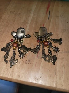 Western Country Salvaje Oeste Sombrero de Vaquero Bota Pistola $ Bolsa Espuela Sillín Pendientes Colgantes - Imagen 1 de 4