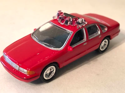 JOHNNY LIGHTNING PLAYING MANTIS 1995 CHEVY CAPRICE FIRE DEPT CARRO VERMELHO - Imagem 1 de 4