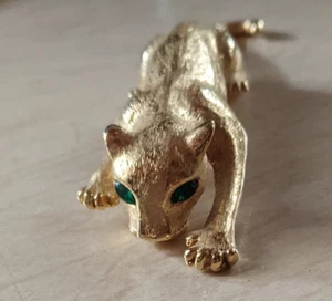 Vintage Gold Tone Prowling Cat W Green Eyes Articulate Tail Shoulder Brooch Pin - Picture 1 of 4