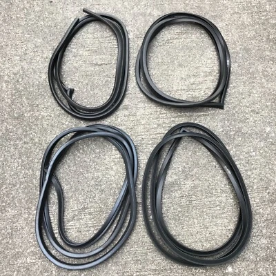 DATSUN BLUEBIRD 510 1968-1973 SEDÁN 4 puertas sello goma resistente al clima NUEVO x 4 piezas Foto 1 de 4