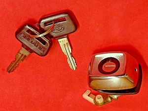 Serrure de coffre neuve OEM Subaru TL-155 pour Subaru DL, GL, Standard, GL 1980/1984 - Photo 1/3